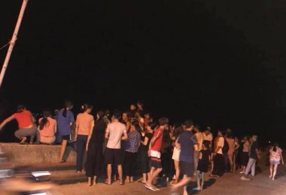 Tàu cá chìm, 4 ngư dân thoát chết - 1 Tàu cá chìm, 4 ngư dân thoát chết - 1