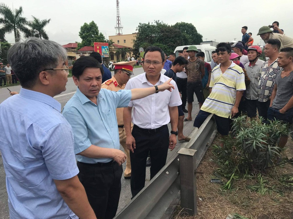 Hai tiếng, 3 vụ tai nạn, 7 người tử vong - 3 Hai tiếng, 3 vụ tai nạn, 7 người tử vong - 3