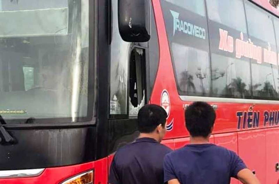 Côn đồ bịt mặt ném vỡ kính xe khách - 1 Côn đồ bịt mặt ném vỡ kính xe khách - 1