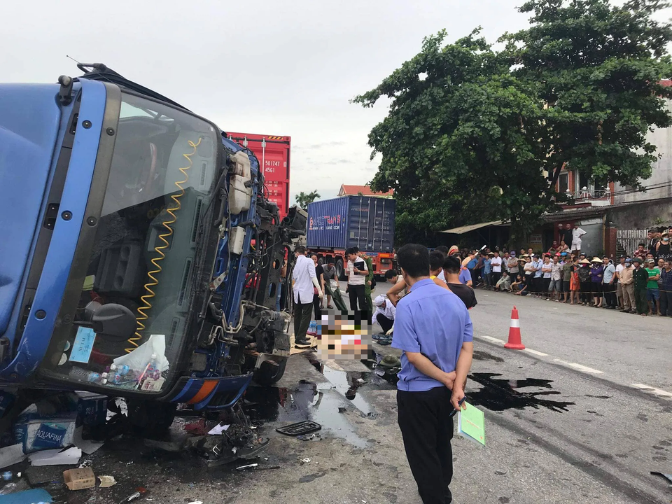 Hai tiếng, 3 vụ tai nạn, 7 người tử vong - 1 Hai tiếng, 3 vụ tai nạn, 7 người tử vong - 1