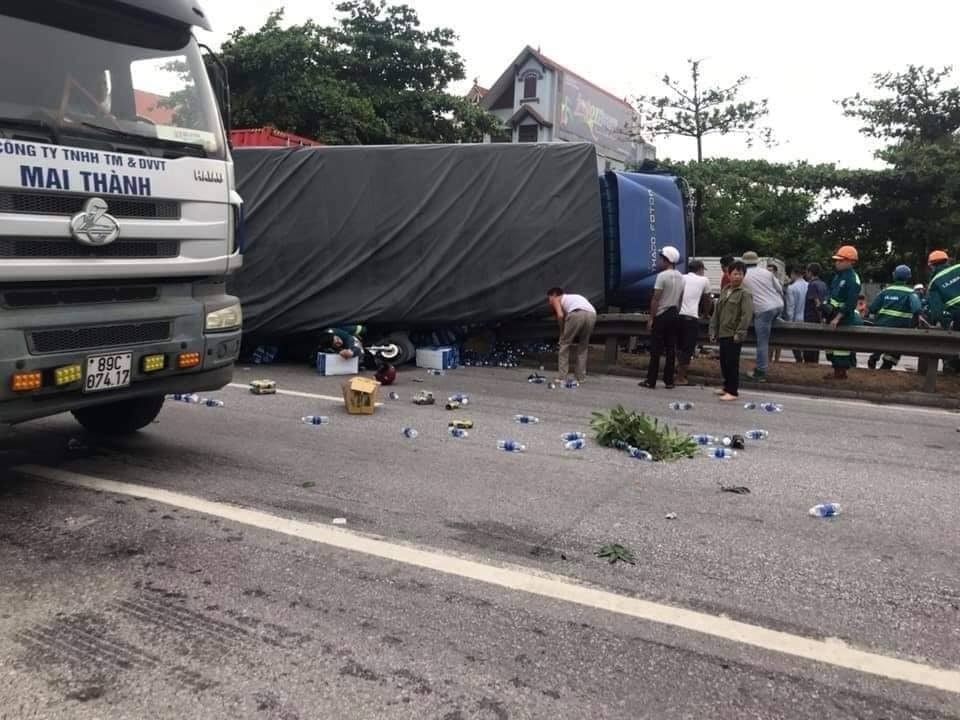 Xe tải đổ vào đoàn người chờ sang đường, 5 người tử vong - 5 Xe tải đổ vào đoàn người chờ sang đường, 5 người tử vong - 5