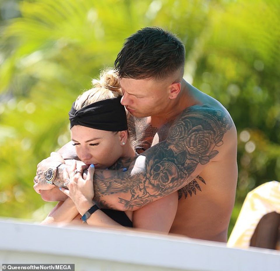 Olivia Buckland và chồng khoe loạt hình xăm khủng - 4 Olivia Buckland và chồng khoe loạt hình xăm khủng - 4