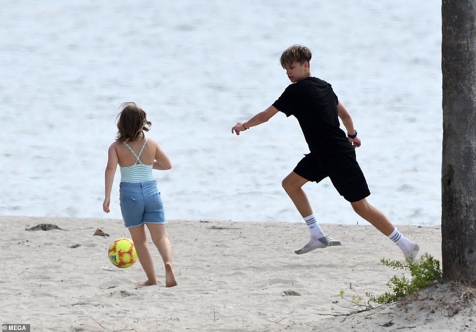 Các con của David Beckham đá bóng trên biển - 11 Các con của David Beckham đá bóng trên biển - 11
