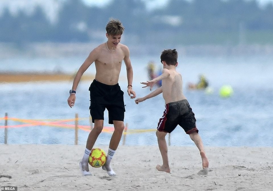 Các con của David Beckham đá bóng trên biển - 10 Các con của David Beckham đá bóng trên biển - 10
