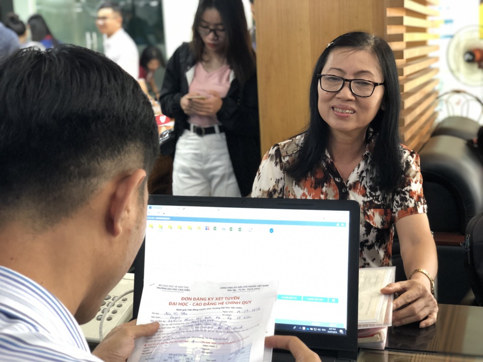 Nữ thí sinh đăng ký xét tuyển vào đại học ở tuổi 63 - 1 Nữ thí sinh đăng ký xét tuyển vào đại học ở tuổi 63 - 1