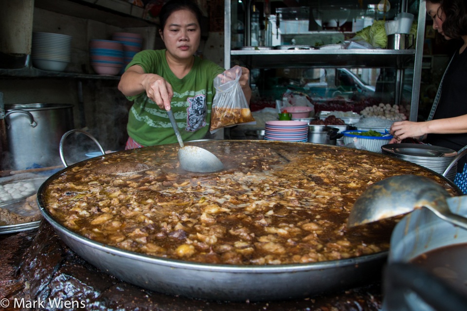 Độc đáo món bò hầm liên tục trong gần nửa thế kỷ tại Thái Lan! - 2 Độc đáo món bò hầm liên tục trong gần nửa thế kỷ tại Thái Lan! - 2