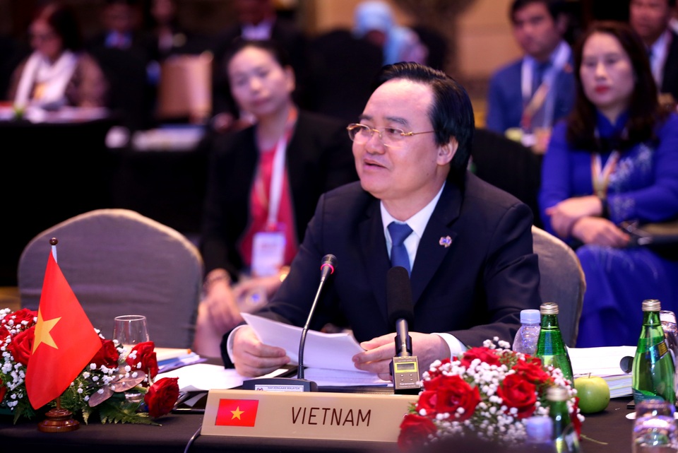 Bộ trưởng Phùng Xuân Nhạ: Công nghệ không thể thay thế vai trò con người trong giáo dục - 1 Bộ trưởng Phùng Xuân Nhạ: Công nghệ không thể thay thế vai trò con người trong giáo dục - 1