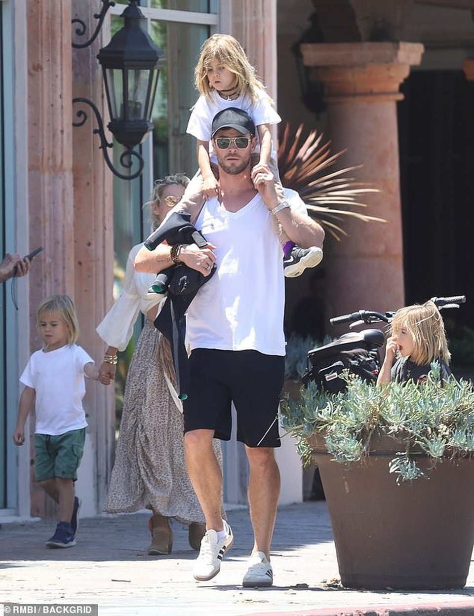 Chris Hemsworth đẹp đôi bên vợ hơn 7 tuổi - 5 Chris Hemsworth đẹp đôi bên vợ hơn 7 tuổi - 5