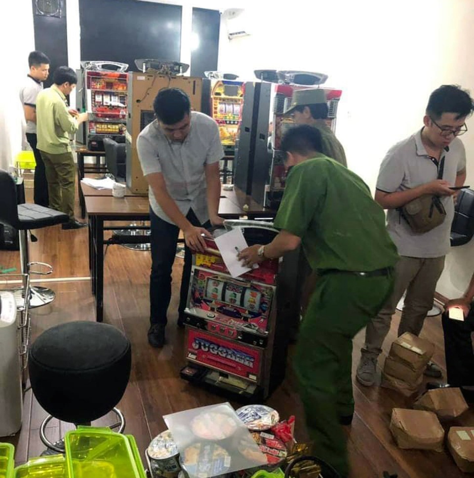 Hà Nội: Đột kích cơ sở kinh doanh điện tử xèng chuyên phục vụ người nước ngoài - 1 Hà Nội: Đột kích cơ sở kinh doanh điện tử xèng chuyên phục vụ người nước ngoài - 1