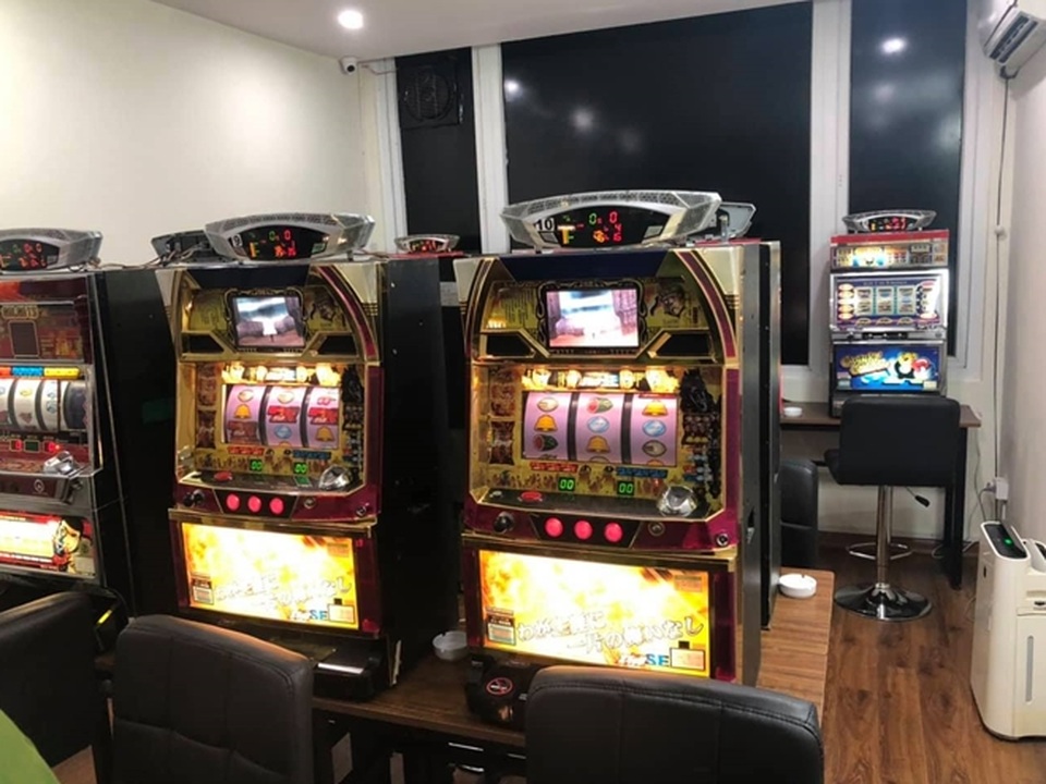 Hà Nội: Đột kích cơ sở kinh doanh điện tử xèng chuyên phục vụ người nước ngoài - 2 Hà Nội: Đột kích cơ sở kinh doanh điện tử xèng chuyên phục vụ người nước ngoài - 2