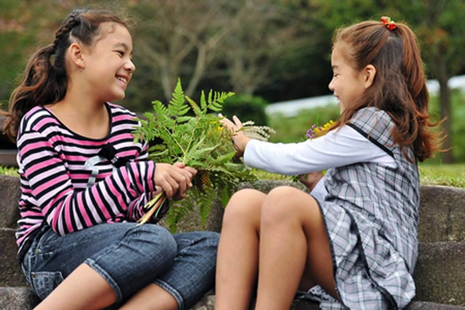 Giúp con kết bạn một cách dễ dàng - 1 Giúp con kết bạn một cách dễ dàng - 1