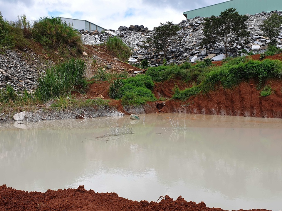 Hồ chứa nước thải bị vỡ, lãnh đạo doanh nghiệp đổ do… mưa lớn! - 3