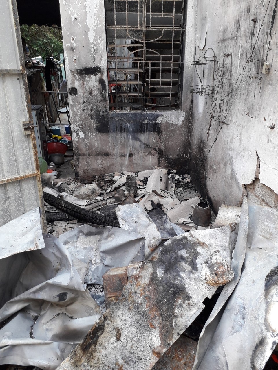 Vụ người phụ nữ bị ném “bom xăng”: Kẻ lạ mặt từng 2 lần đến đánh, đốt! - 7 Vụ người phụ nữ bị ném “bom xăng”: Kẻ lạ mặt từng 2 lần đến đánh, đốt! - 7