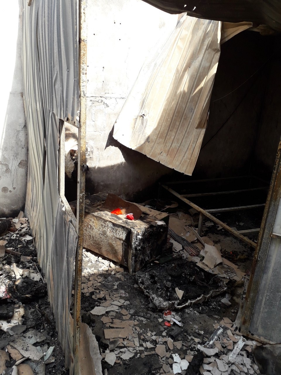 Vụ người phụ nữ bị ném “bom xăng”: Kẻ lạ mặt từng 2 lần đến đánh, đốt! - 6 Vụ người phụ nữ bị ném “bom xăng”: Kẻ lạ mặt từng 2 lần đến đánh, đốt! - 6