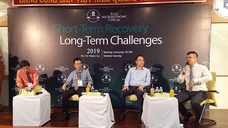Tiến sĩ Lê Thẩm Dương: Tập trung thích nghi với chuyển đổi chứ không nên lội ngược dòng - 2 Tiến sĩ Lê Thẩm Dương: Tập trung thích nghi với chuyển đổi chứ không nên lội ngược dòng - 2