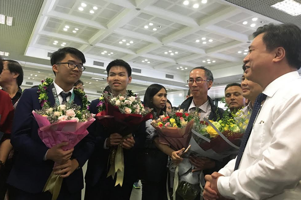 Rạng rỡ ngày về của 6 chàng trai đội tuyển Olympic Toán quốc tế 2019 - 3 Rạng rỡ ngày về của 6 chàng trai đội tuyển Olympic Toán quốc tế 2019 - 3
