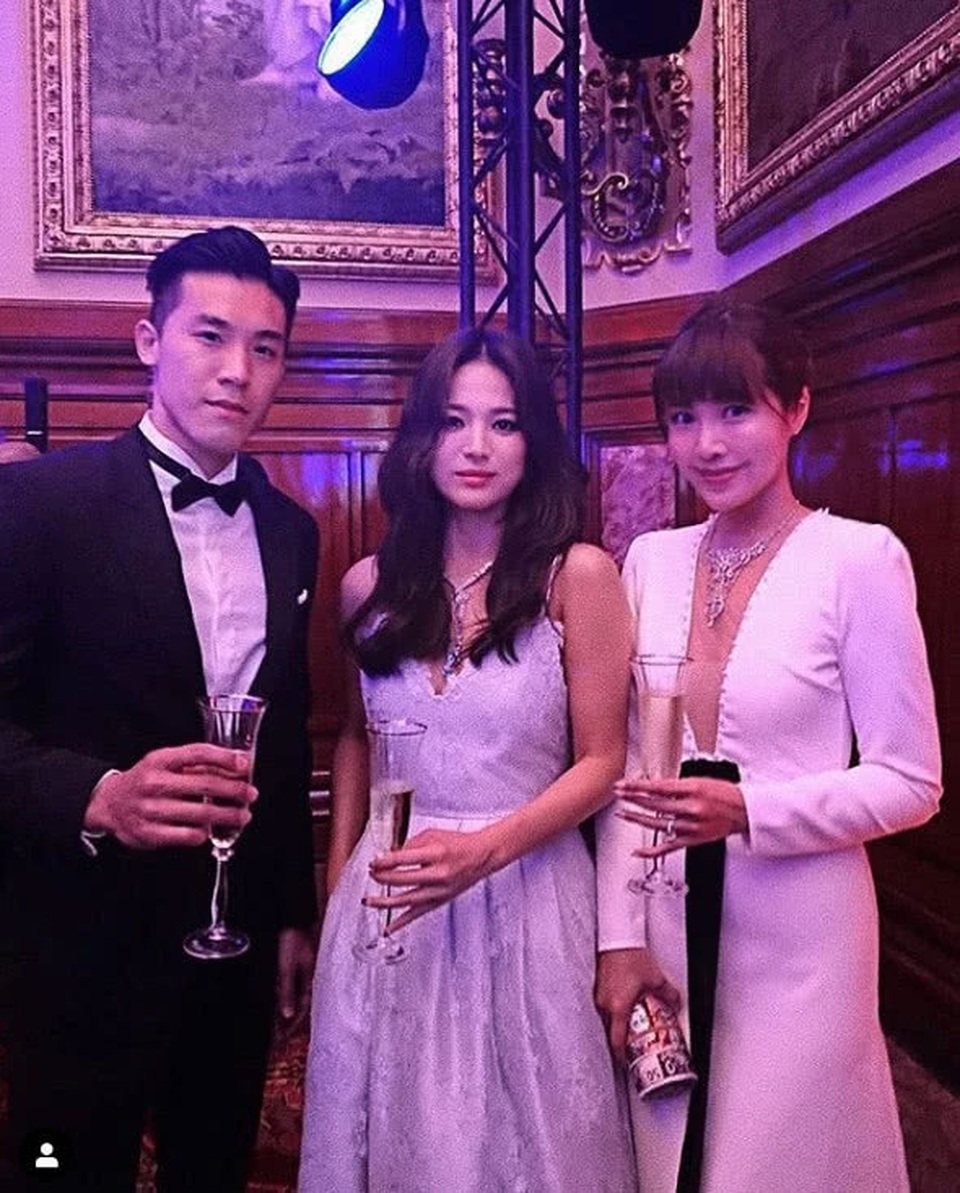 Hậu ly hôn, Song Hye Kyo mạnh tay gỡ bỏ hình ảnh liên quan tới chồng cũ - 4 Hậu ly hôn, Song Hye Kyo mạnh tay gỡ bỏ hình ảnh liên quan tới chồng cũ - 4