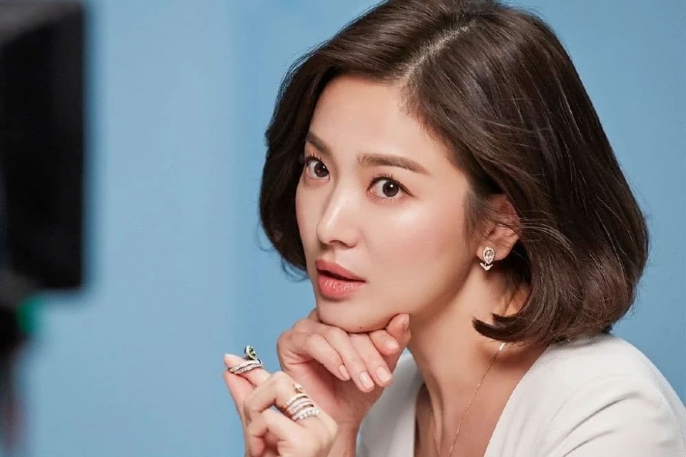 Hậu ly hôn, Song Hye Kyo mạnh tay gỡ bỏ hình ảnh liên quan tới chồng cũ - 5 Hậu ly hôn, Song Hye Kyo mạnh tay gỡ bỏ hình ảnh liên quan tới chồng cũ - 5
