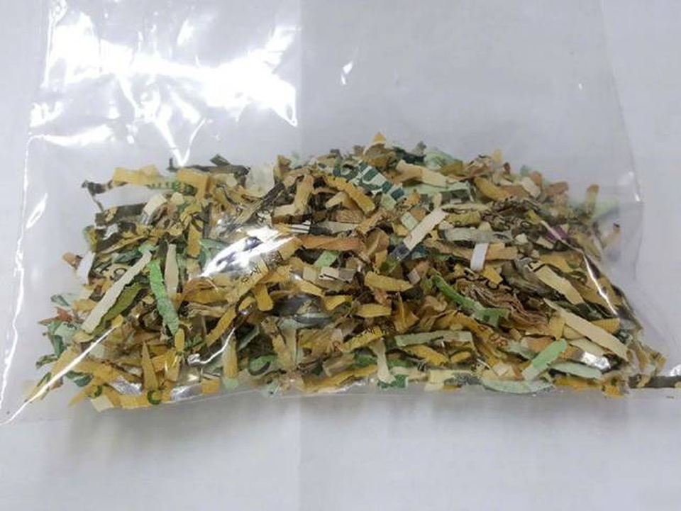 Tá hỏa vì lỡ tay khiến chục triệu trong phong bì nát vụn - 1 Tá hỏa vì lỡ tay khiến chục triệu trong phong bì nát vụn - 1
