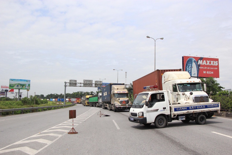 Tiếng xoạt xoạt cùng tia lửa bắn lên rồi thùng xe đè một lúc mấy người! - 8 Tiếng xoạt xoạt cùng tia lửa bắn lên rồi thùng xe đè một lúc mấy người! - 8