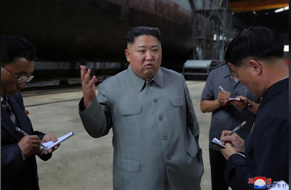 Ông Kim Jong-un thị sát tàu ngầm mới, chú ý tới các hệ thống vũ khí - 1 Ông Kim Jong-un thị sát tàu ngầm mới, chú ý tới các hệ thống vũ khí - 1