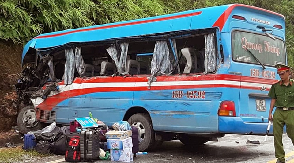 Vụ xe chở đoàn thiện nguyện gặp nạn: Khởi tố tài xế xe đầu kéo - 1 Vụ xe chở đoàn thiện nguyện gặp nạn: Khởi tố tài xế xe đầu kéo - 1