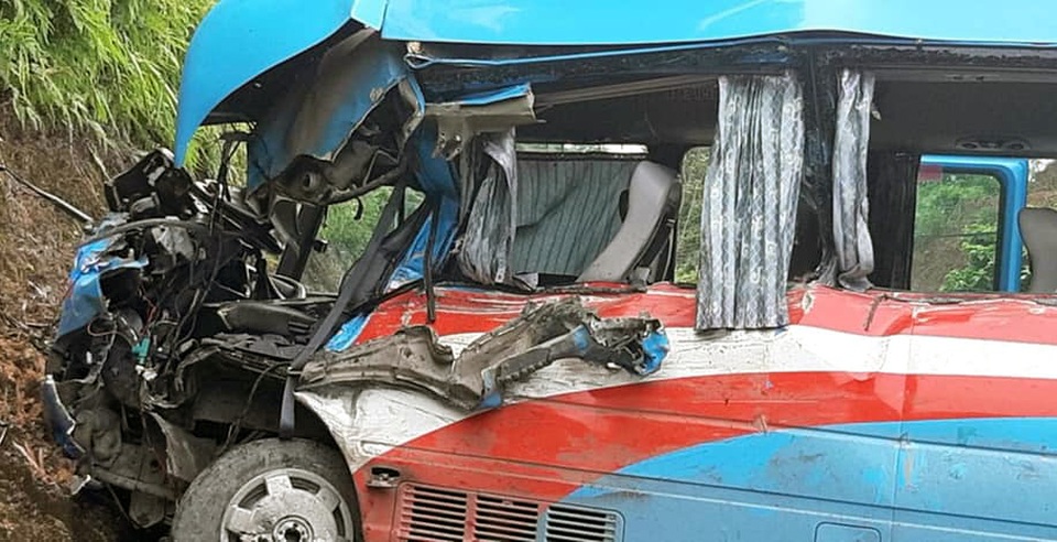 Xe chở đoàn thiện nguyện gặp nạn, 2 người chết, 10 người bị thương - 2 Xe chở đoàn thiện nguyện gặp nạn, 2 người chết, 10 người bị thương - 2