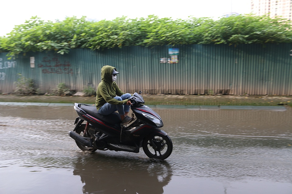 Người dân khốn khổ vì đoạn phố ngập nước cống ở Hà Nội - 6 Người dân khốn khổ vì đoạn phố ngập nước cống ở Hà Nội - 6