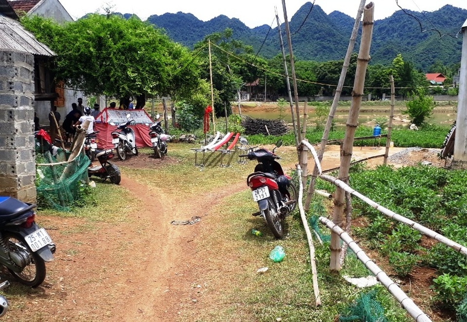 Huy động 150 người truy bắt nghi can giết vợ rồi bỏ trốn - 3 Huy động 150 người truy bắt nghi can giết vợ rồi bỏ trốn - 3