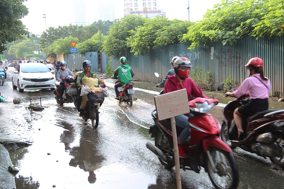 Người dân khốn khổ vì đoạn phố ngập nước cống ở Hà Nội - 1 Người dân khốn khổ vì đoạn phố ngập nước cống ở Hà Nội - 1