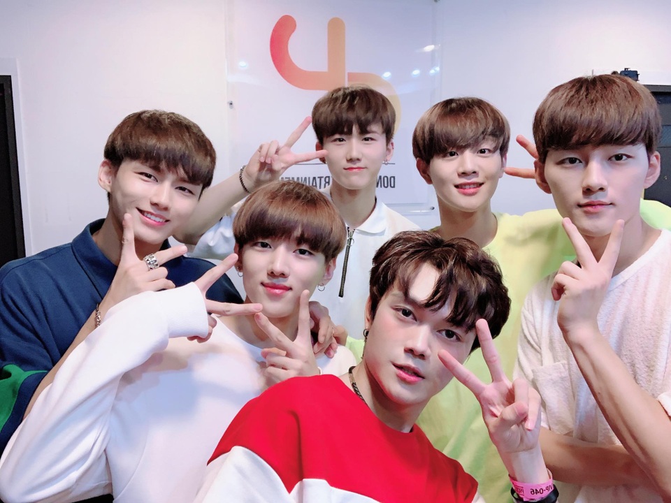 Tham dự Chung kết Produce X 101, Cường Jin chụp ảnh thân thiết với cựu thành viên KARA - 3 Tham dự Chung kết Produce X 101, Cường Jin chụp ảnh thân thiết với cựu thành viên KARA - 3