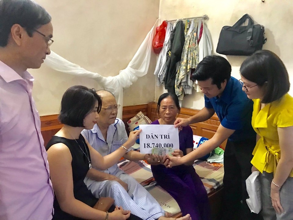 Bạn đọc Dân trí hỗ trợ hàng chục triệu đồng tới người đàn bà bất hạnh mất hai con, chăm chồng con bệnh nặng - 4 Bạn đọc Dân trí hỗ trợ hàng chục triệu đồng tới người đàn bà bất hạnh mất hai con, chăm chồng con bệnh nặng - 4