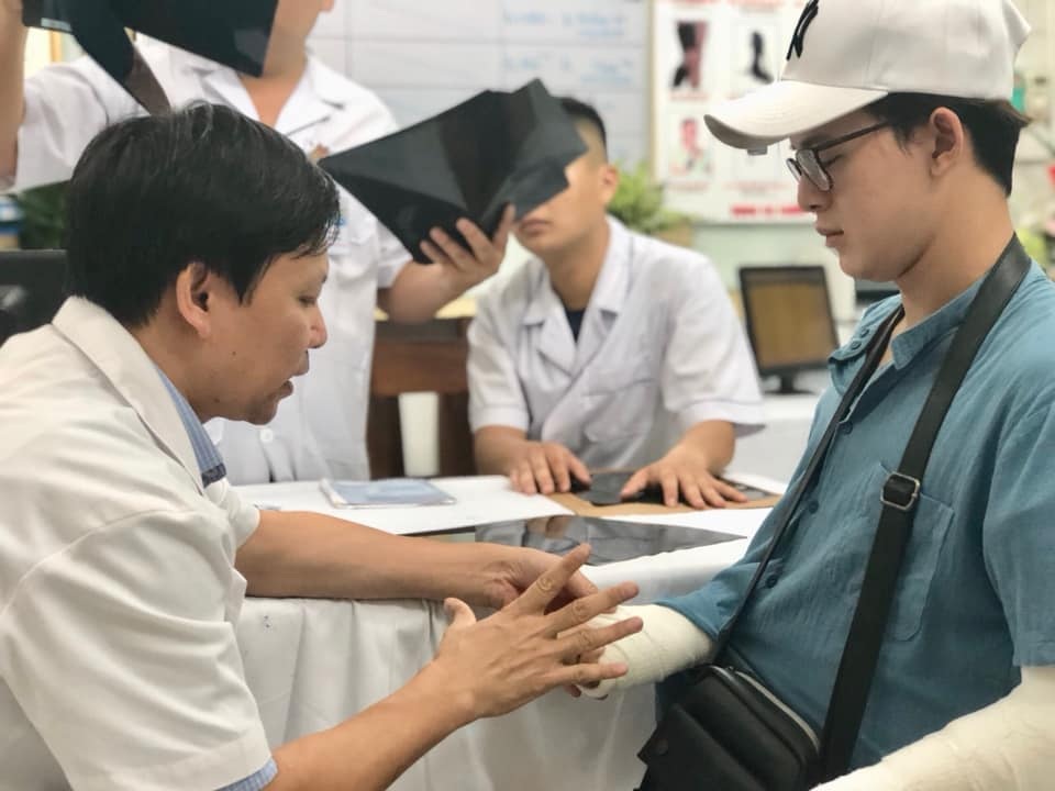Diễn viên phim Về nhà đi con bị ngã rạn xương - 3 Diễn viên phim Về nhà đi con bị ngã rạn xương - 3