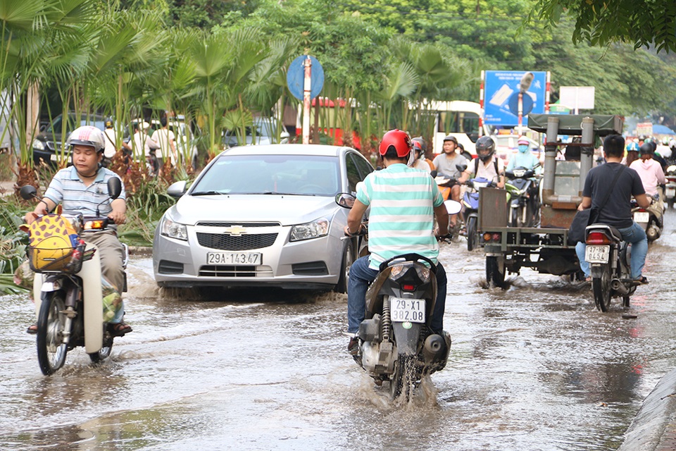 Người dân khốn khổ vì đoạn phố ngập nước cống ở Hà Nội - 2 Người dân khốn khổ vì đoạn phố ngập nước cống ở Hà Nội - 2