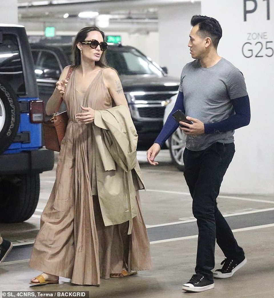 Angelina Jolie lộ thân hình gầy gò đáng báo động - 2 Angelina Jolie lộ thân hình gầy gò đáng báo động - 2