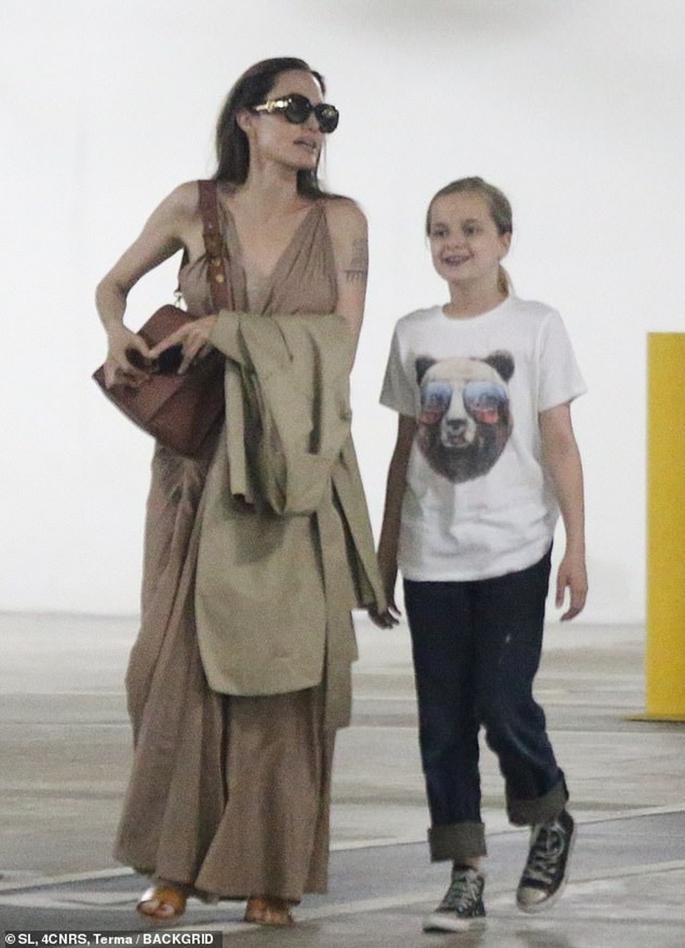 Angelina Jolie lộ thân hình gầy gò đáng báo động - 3 Angelina Jolie lộ thân hình gầy gò đáng báo động - 3
