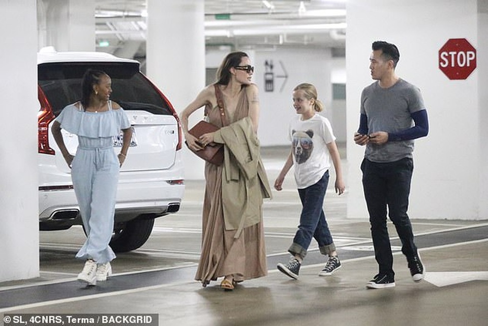 Angelina Jolie lộ thân hình gầy gò đáng báo động - 6 Angelina Jolie lộ thân hình gầy gò đáng báo động - 6