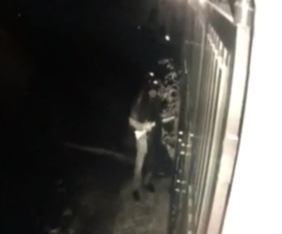 Nam thanh niên dùng súng hoa cải bắn liên tiếp vào nhà dân - 1 Nam thanh niên dùng súng hoa cải bắn liên tiếp vào nhà dân - 1