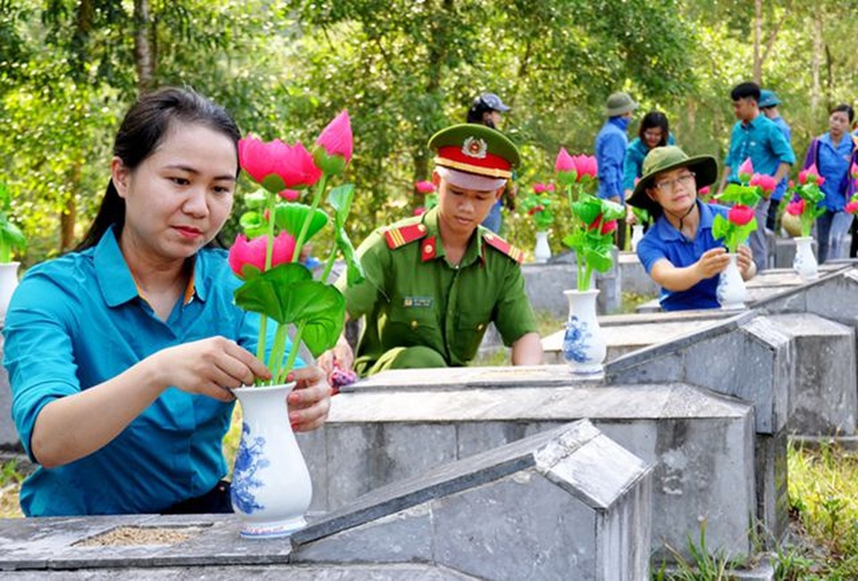 Hà Tĩnh: Nhiều hoạt động tri ân các anh hùng liệt sỹ - 6 Hà Tĩnh: Nhiều hoạt động tri ân các anh hùng liệt sỹ - 6