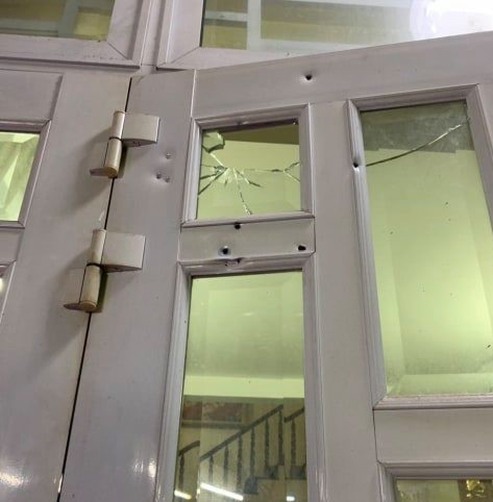 Nam thanh niên dùng súng hoa cải bắn liên tiếp vào nhà dân - 2 Nam thanh niên dùng súng hoa cải bắn liên tiếp vào nhà dân - 2