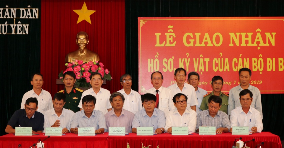 Phú Yên: Giao nhận 472 hồ sơ, kỷ vật của cán bộ đi B - 1 Phú Yên: Giao nhận 472 hồ sơ, kỷ vật của cán bộ đi B - 1