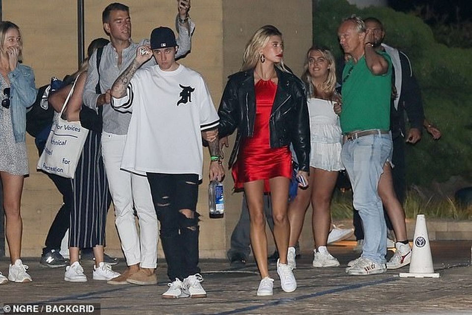 Hailey Baldwin diện váy đỏ rực gợi cảm - 1
