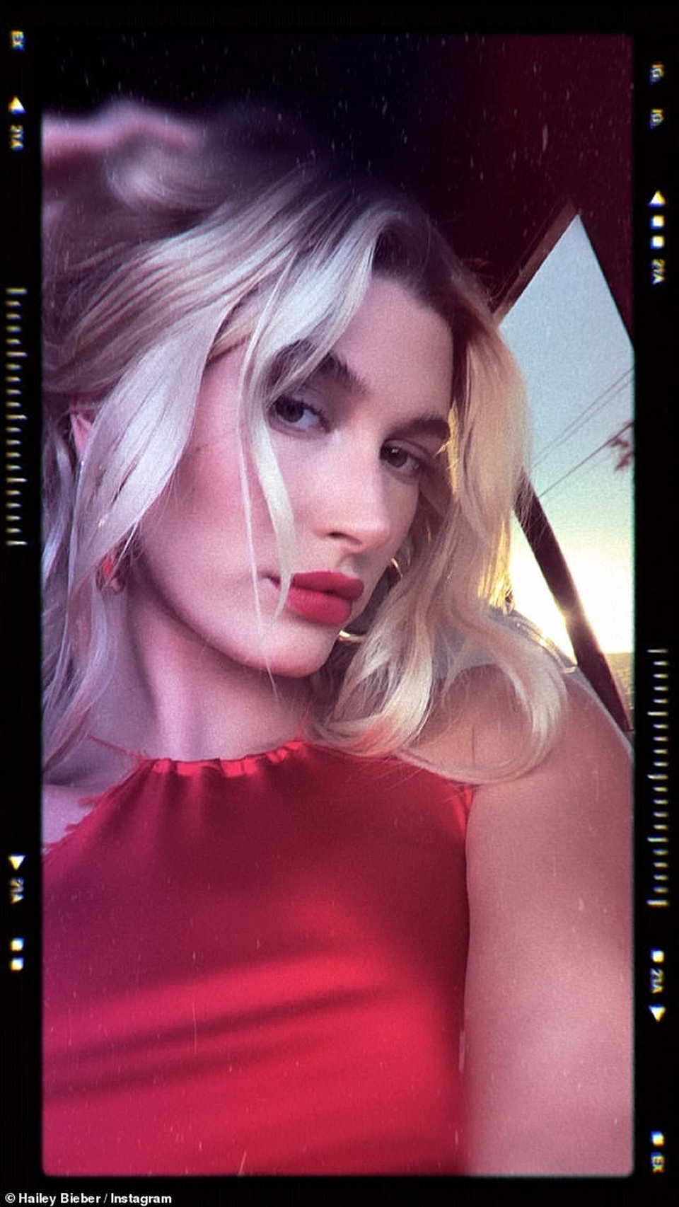 Hailey Baldwin diện váy đỏ rực gợi cảm - 4