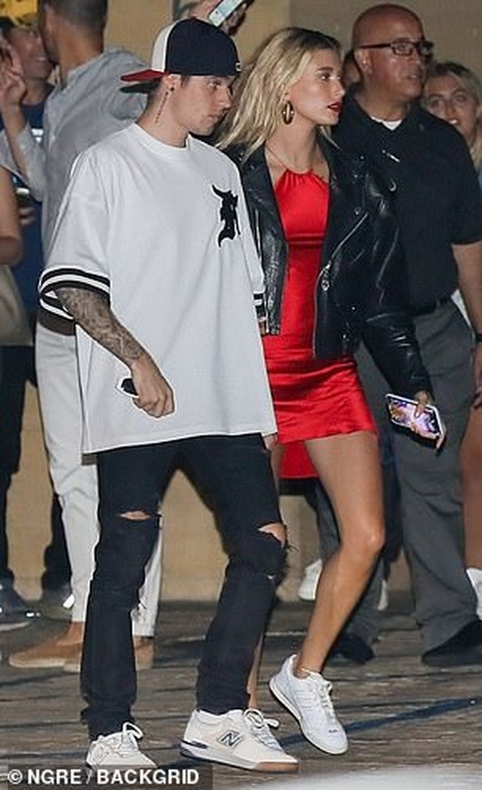 Hailey Baldwin diện váy đỏ rực gợi cảm - 5