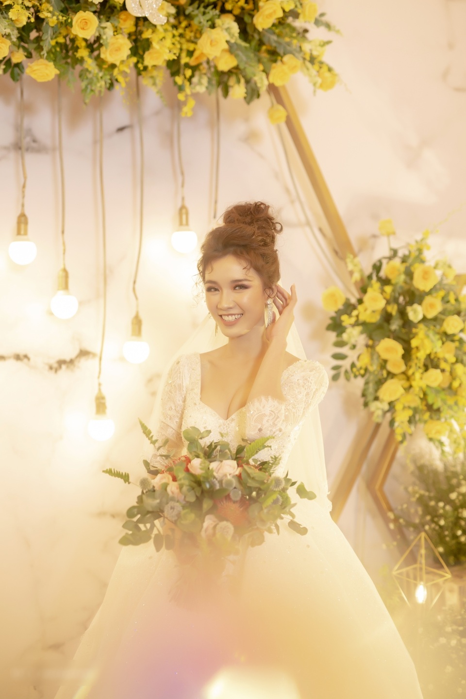 Đám cưới ngập trong vàng, tiền của đạo diễn chuyển giới và Á quân “Solo cùng Bolero” - 9 Đám cưới ngập trong vàng, tiền của đạo diễn chuyển giới và Á quân “Solo cùng Bolero” - 9