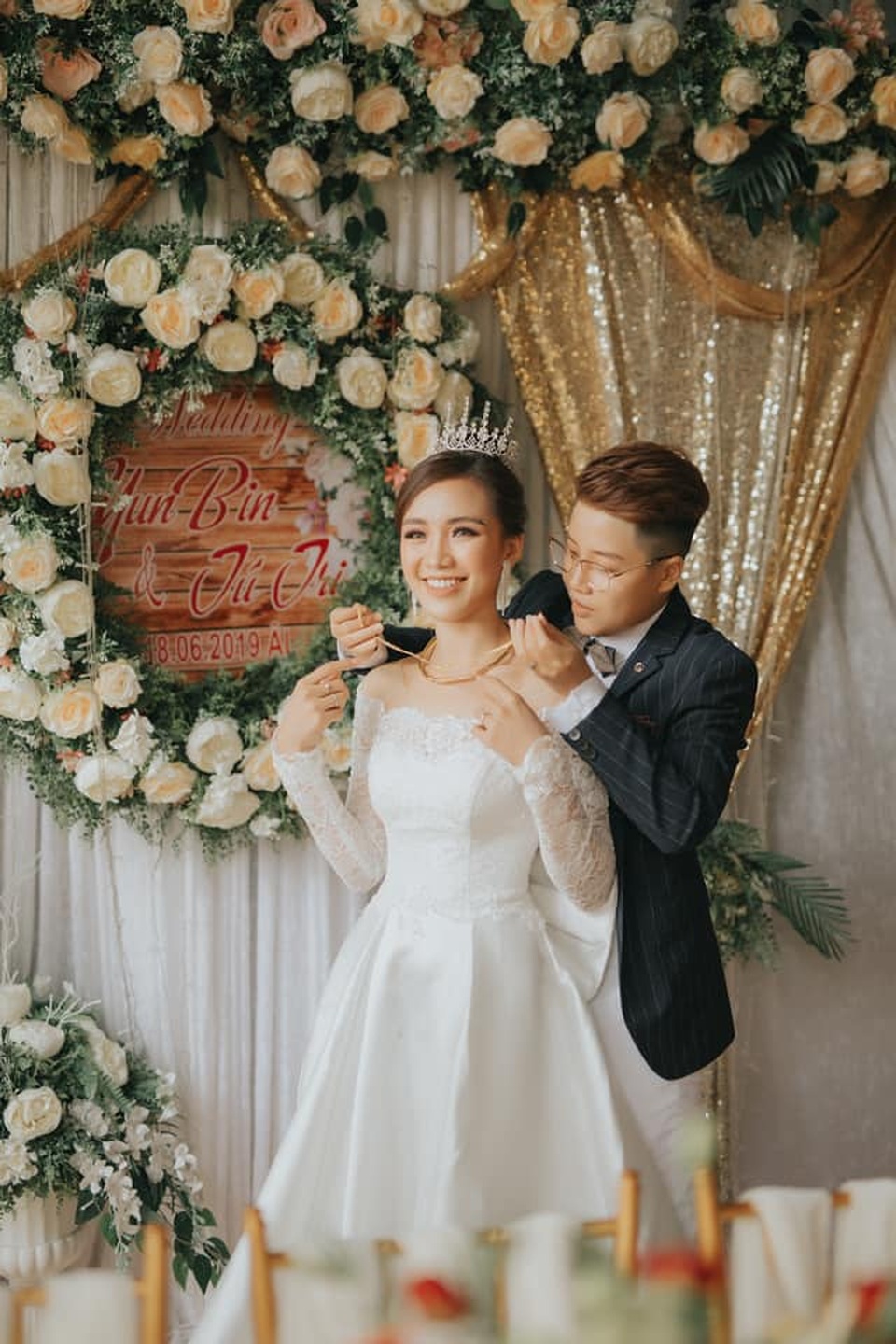 Đám cưới ngập trong vàng, tiền của đạo diễn chuyển giới và Á quân “Solo cùng Bolero” - 2 Đám cưới ngập trong vàng, tiền của đạo diễn chuyển giới và Á quân “Solo cùng Bolero” - 2