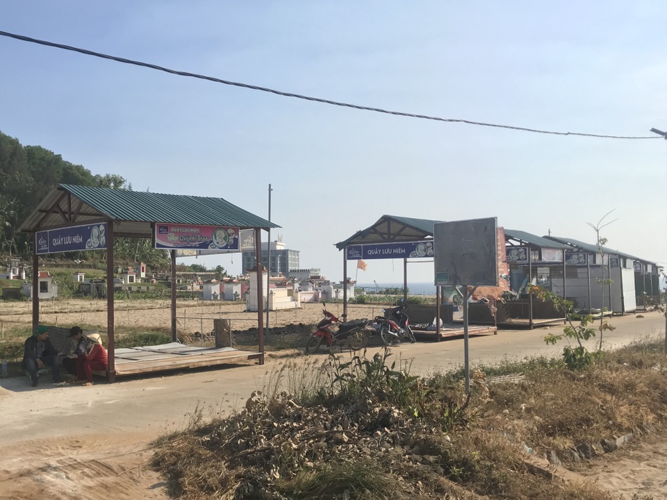 Chợ tiền tỷ trên đảo Lý Sơn chết yểu vì nằm sát nghĩa địa - 2 Chợ tiền tỷ trên đảo Lý Sơn chết yểu vì nằm sát nghĩa địa - 2