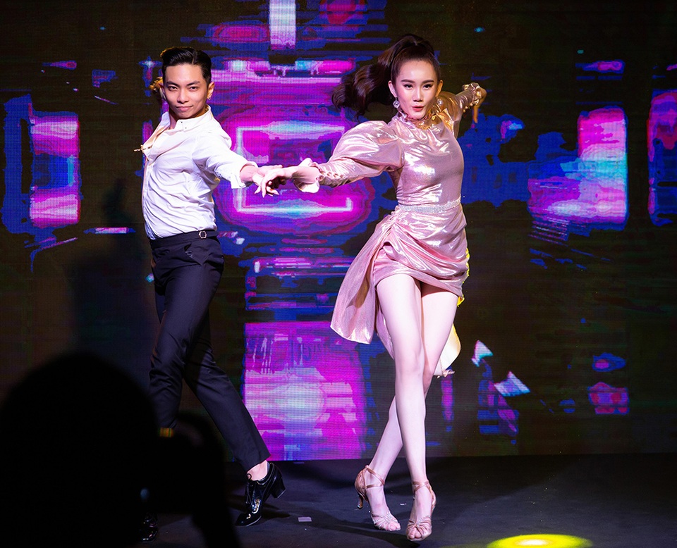 Khánh Thi không dám nhận xét khi Phan Hiển trình diễn cùng chị chồng Hoàng Mỹ An - 6 Khánh Thi không dám nhận xét khi Phan Hiển trình diễn cùng chị chồng Hoàng Mỹ An - 6