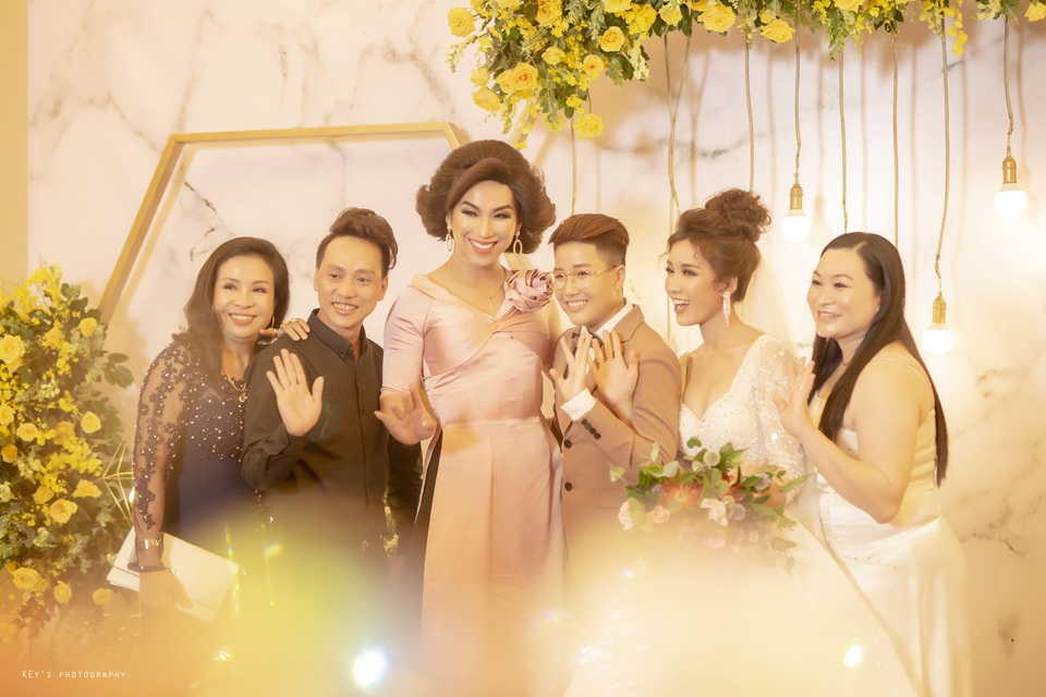 Đám cưới ngập trong vàng, tiền của đạo diễn chuyển giới và Á quân “Solo cùng Bolero” - 11 Đám cưới ngập trong vàng, tiền của đạo diễn chuyển giới và Á quân “Solo cùng Bolero” - 11