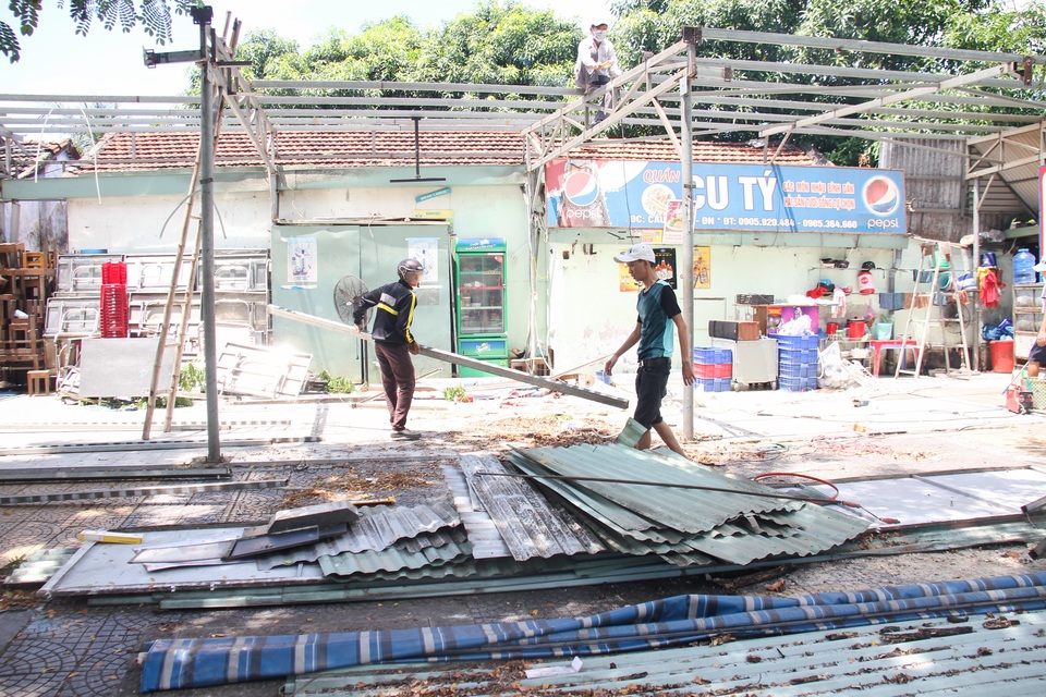 Tháo dỡ hàng loạt quán tạm không phép ngay chân cầu Rồng - 3 Tháo dỡ hàng loạt quán tạm không phép ngay chân cầu Rồng - 3